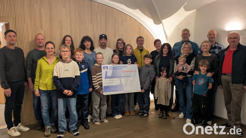 Das Team des Benefiz-Abends um Günter und Stephanie Schicker (Zweiter und Dritte von von rechts) sowie Vertreter der begünstigten Organisationen mit Herbert Putzer (rechts) von der Kinderkrebshilfe Oberpfalz-Nord e.V. bei der Übergabe der Spenden im Stiftlandhof. Bild: Paul Zrenner
