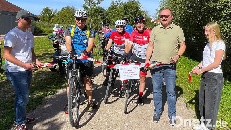 Die beiden Bürgermeister und Schirmherren Thorsten Grädler (2. von links) und Uwe König (2. von rechts) durchschnitten das Startband. Markus und Marina Burgenmeister von Cycling2Help waren zusammen mit den übrigen Teilnehmern startklar. Bild: Gerhard Krones