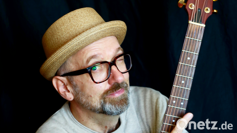 Hubert Treml spielt ein Benefizkonzert im Kulturbahnhof Parapluie. Bild: Melanie Flemme