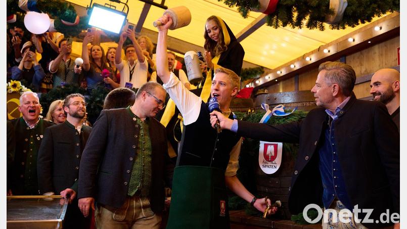 OB Krause hatte am Samstag seinen ersten Oktoberfest-Anstich souverän gemeistert. Bild: Sven Hoppe/dpa