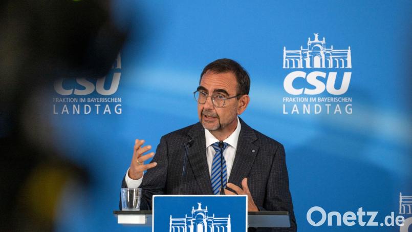 Der Chef der bayerischen CSU-Landtagsfraktion, Klaus Holetschek, hat den Kanzler-Vorschlag zu einer Zusammenführung von privater und gesetzlicher Krankenversicherung abgelehnt. Bild: Pia Bayer/dpa