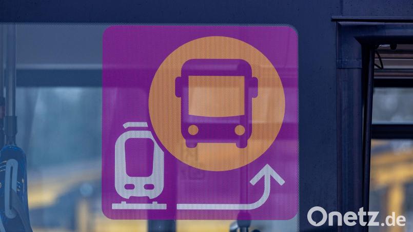 Die Korridorsanierung zwischen Obertraubling und Passau verläuft nach Plan. Teils gibt es deswegen Schienenersatzverkehr mit Bussen. (Archivbild) Bild: Armin Weigel/dpa
