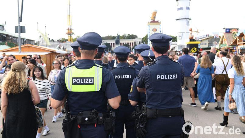 Die Polizei nahm einen 22-Jährigen nach einem TikTok-Stream von der Wiesen vorläufig fest. Hat er im Video eine Drohung gegen das Volksfest ausgesprochen? (Symbolbild) Bild: Felix Hörhager/dpa