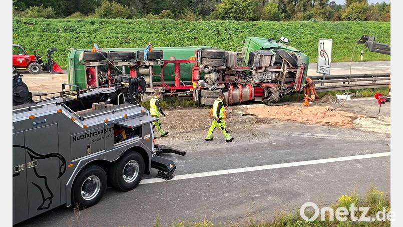 Nach dem Unfall blieb die A3 in beide Richtungen gesperrt, Autofahrer wurden über Rastplätze umgeleitet. Bild: Markus Bäumler/zema-medien/dpa