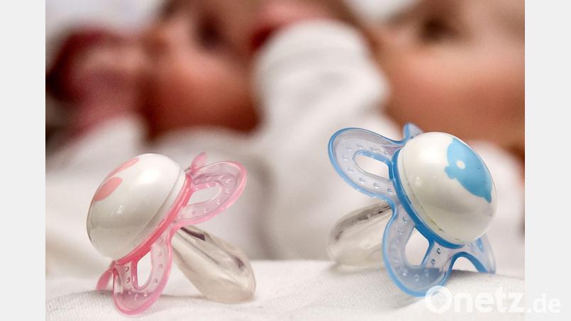 Rosa und blaue Nuckel für ein Mädchen und einen Jungen Bild: picture alliance / Patrick Pleul/dpa-Zentralbild/dpa