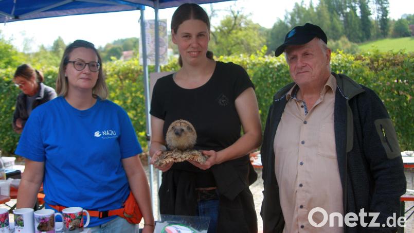 Katrin Kolb, Ramona Schröppl und Konrad Zier (von links) vom Landesbund für Vogelschutz beleuchteten unter anderem auch das Problem von Mährobotern als Gefahr für Igel in den Gärten. Bild: Werner Robl