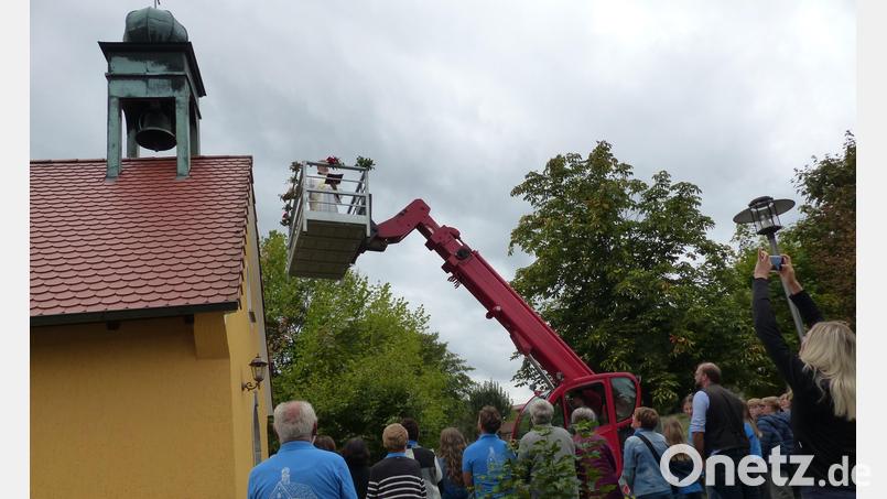 In luftiger Höhe mit dem Teleskoplader, segnete Diakon Ulrich Wabra die restaurierte Glocke Bild: Sieglinde Schärtl
