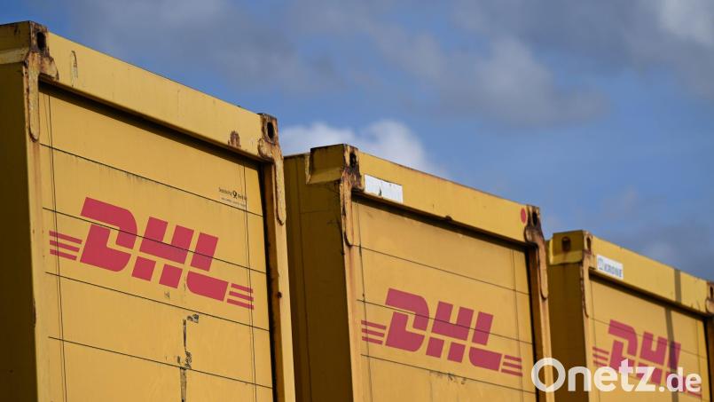 An dem DHL-Zustellzentrum läuft ein größerer Einsatz von Feuerwehr und Polizei. (Symbolbild) Bild: Wolf von Dewitz/dpa
