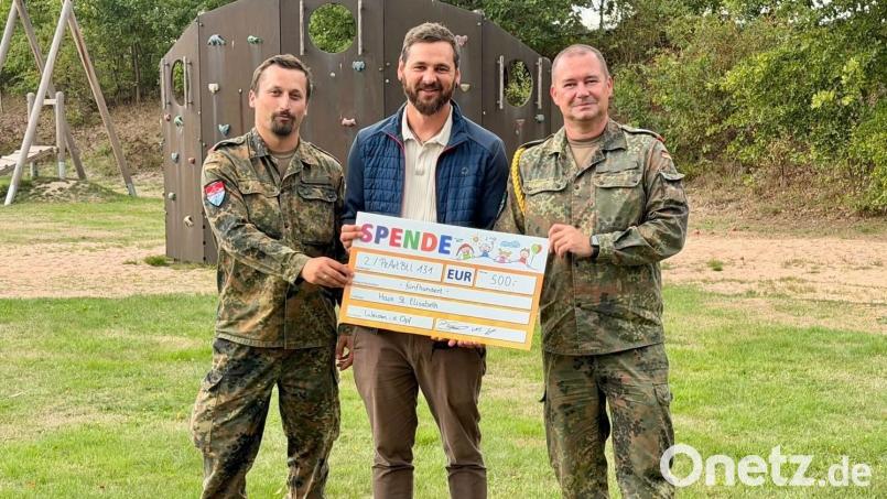 Der Batteriechef und der Spieß übergeben Einrichtungsleiter Peter Wasel den Spendenscheck. Bild: Bundeswehr/PzArtBtl 131