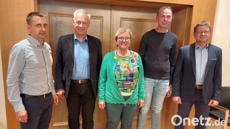 Thomas Pröls (Zweiter von rechts) ist neuer Stadtheimatpfleger, seine Stellvertreter Elisabeth Hammer. Bild: mfh