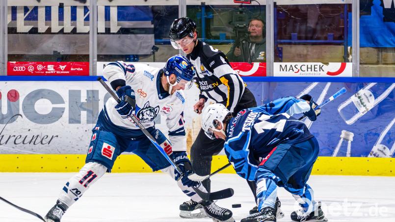 Zwei Spiele und zwei Scorerpunkte: Kassels Jake Weidner (links) traf beim 7:3-Erfolg in Dresden. Archivbild: Elke Englmaier