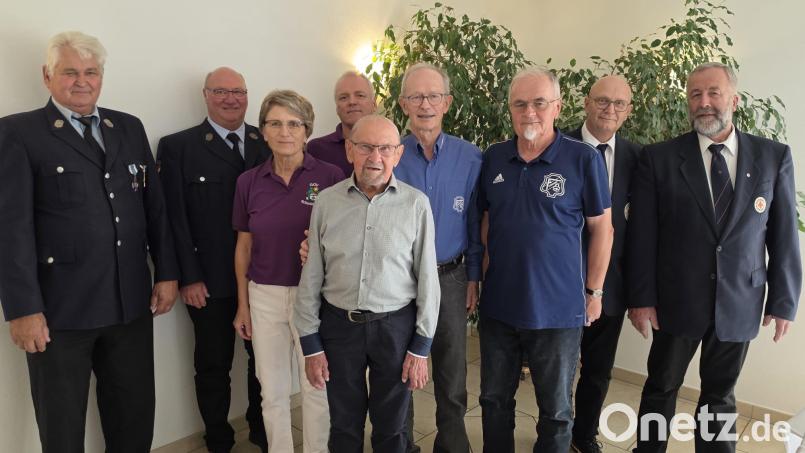Viele Vereinsvertreter von Feuerwehr, GOV, FC Schmidgaden und dem BRK waren gekommen, um Andreas Malterer zum 90. Geburtstag zu gratulieren. Bild: Annette Rudat