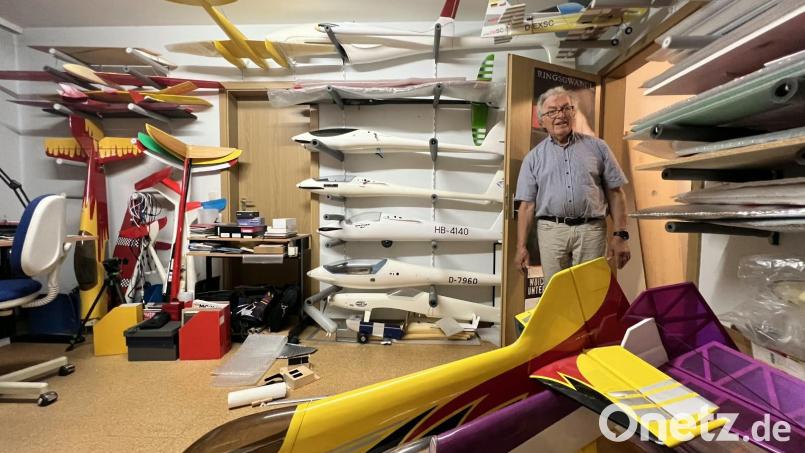 Im Keller des Wohnhauses von Paul Gierlach befindet sich die "Flugzeugwerft", in der er viele Stunden verbringt. Bild: Annemarie Mösbauer