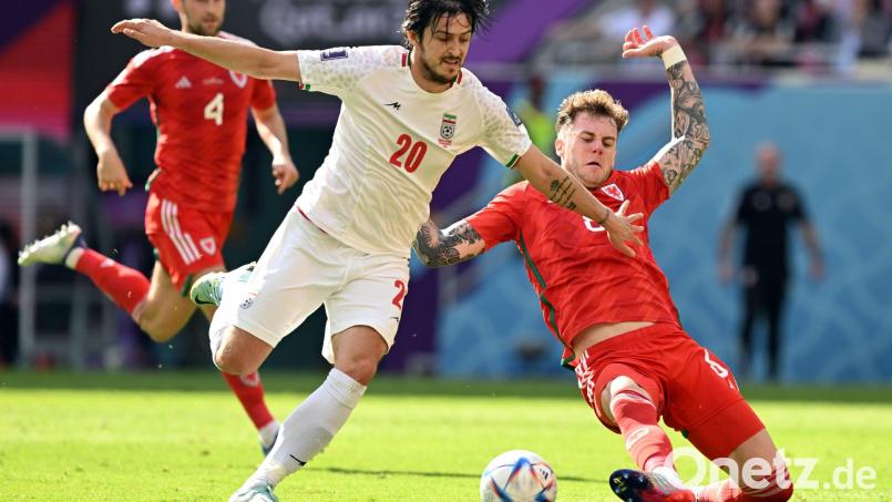 Sardar Azmoun (links) ist nach seiner WM-Ausbootung zurück im Kader der iranischen Nationalmannschaft. (Archiv-Foto) Bild: Federico Gambarini/dpa