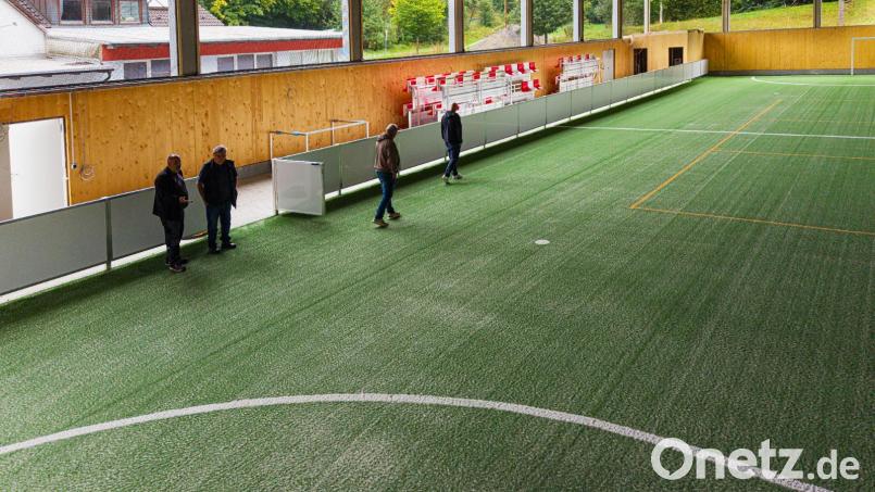 Die Hammerrang-Arena ist im Innenbereich bis auf einige Installationsarbeiten fertiggestellt. Der Außenbereich wird aktuell hergestellt. Für das Projekt zog nun der Stadtrat einstimmig die für 2027 geplante Restzahlung vor. Bild: Oswald Zintl