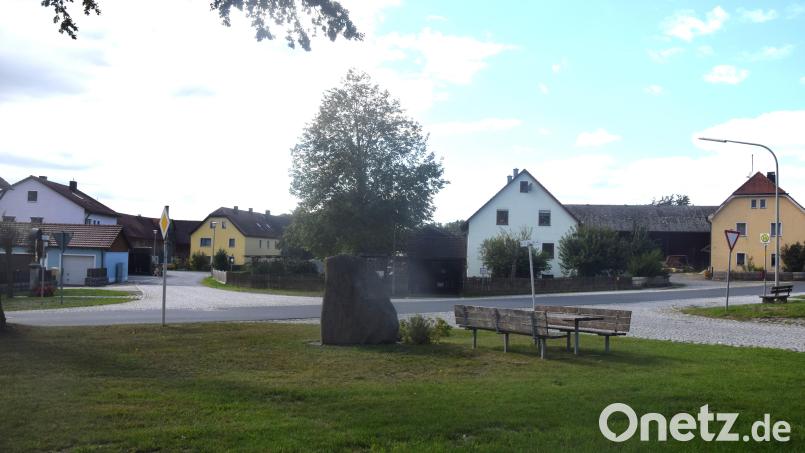 Die Gemeinde Püchersreuth gibt der Autobahn GmbH keine Zustimmung für eine Zufahrt des Baustellenverkehrs durch Pfaffenreuth zur Autobahnbrücke Windischeschenbach. Bild: Ernst Frischholz
