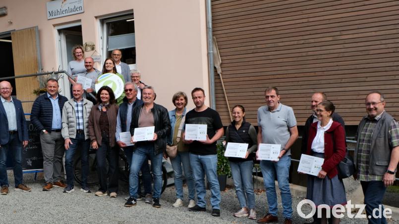 Die Betreiber der ausgewählten Projekte durften in Gailertsreuth die Förderschilder für die öffentlichen Zuwendungen in Empfang nehmen. Bild: Fred Lehner