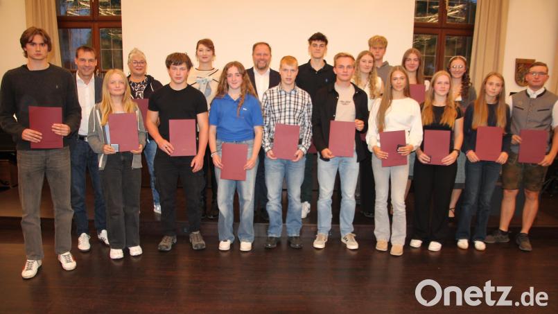 Geehrt wurden die erfolgreichsten Einzelsportler. Dazu gratulierten Landrat Hubert Schicker, der stellvertretende BLSV-Bezirksvorsitzende Andreas Malzer (Zweiter von links) und die Ehrenamtsbeauftragte Sarah Matzke (Sechster von links). Bild: Konrad Rosner