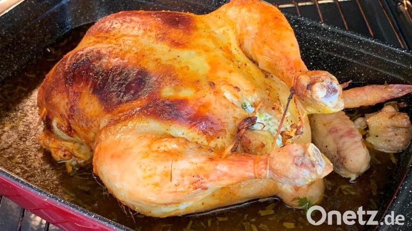 Die Freilandpoularde wird zwischen Haut und Fleisch mit der Kräuterquarkfüllung versehen. Bild: Michael Schiffer