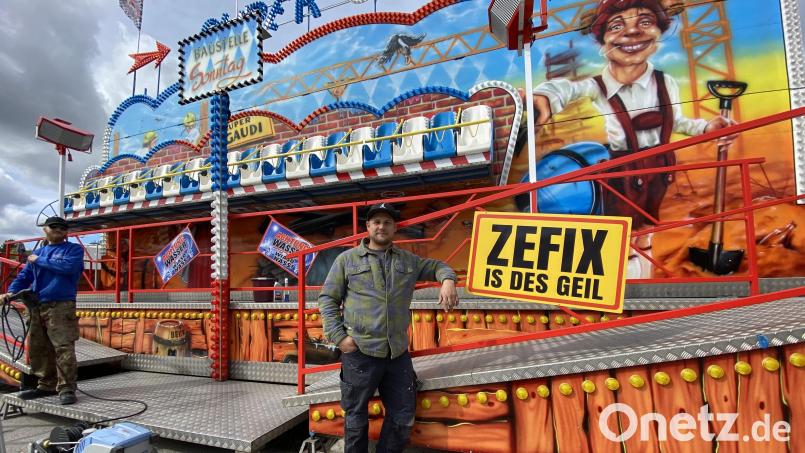 Zefix, is des geil. Franz Xaver Sonntag beim Testlauf seiner "Super-Gaudi" bei der Amberger Dult. Das Plakat wollte er für das Foto unbedingt mit drauf haben. Bild: Andreas Ascherl