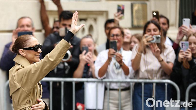 Dion begeistert in Paris auch immer wieder Fans, die sich vor ihrem Hotel versammelt haben. (Archivbild) Bild: Simon Wohlfahrt/AFP/dpa