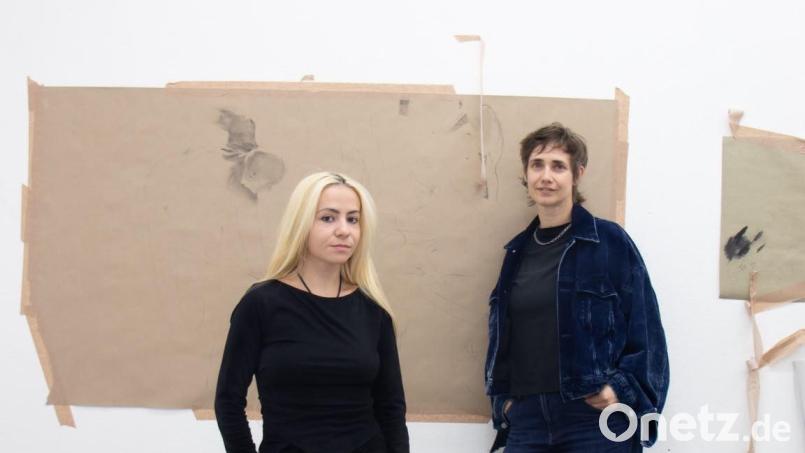 Die Gastkünstlerinnen Anzhelika Palyvoda und Agnes Lammert im Internationalen Künstlerhaus Schwandorf. Bild: Jürgen Dehm | Oberpfälzer Künstlerhaus
