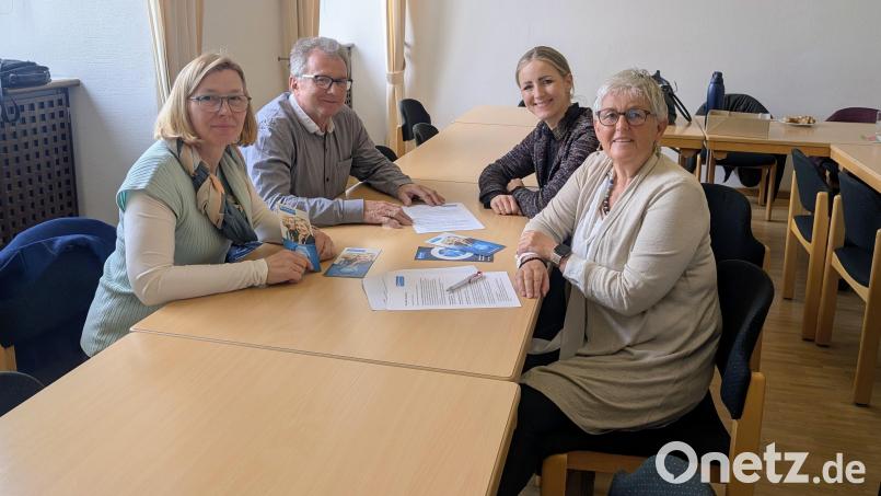 Hermann Gammer und Doris Klingseisen vom Weissen Ring Cham tauschen sich im Rahmen einer Netzwerksitzung mit der Gleichstellungsbeauftragten Helga Forster und der Beauftragten für Chancengleichheit am Arbeitsmarkt, Christina Süß, aus. Bild: Sonja Wiesner-Weber