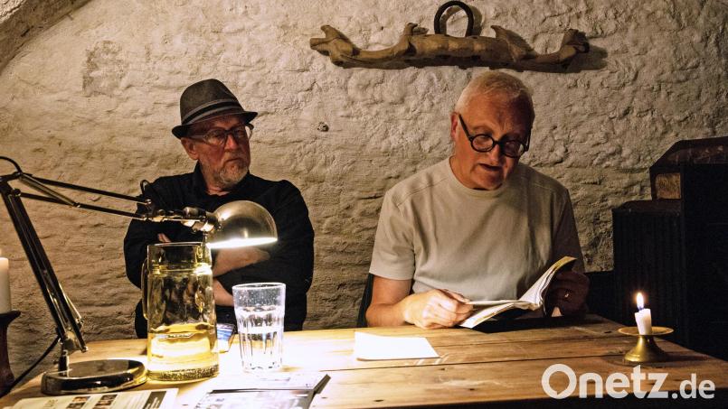 Der Krimiautor Thomas H. Bäumler (rechts) und sein Lektor Stefan Voit begeisterten das Publikum in der Kaffeerösterei Oberköblitz mit einer spannenden Lesung. Bild: Monika Renda