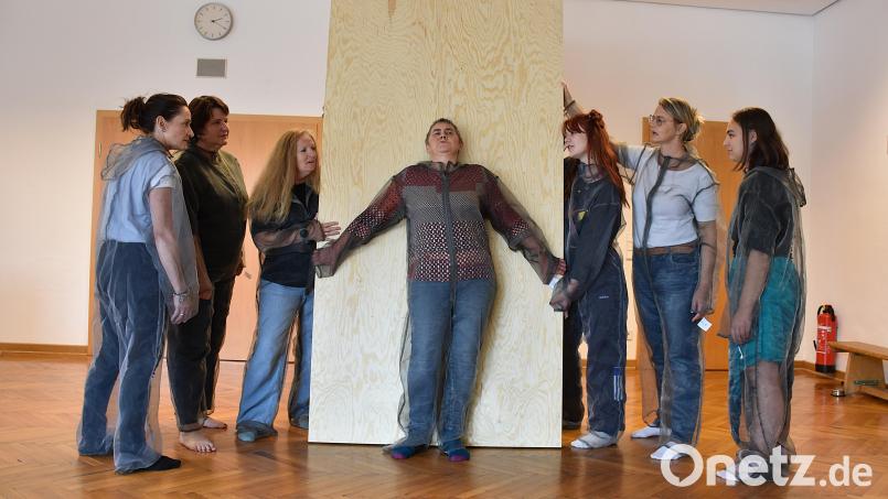 Der Frauenchor im Stück wird mit Sprechgesang als Frauen von Korinth die Geschenisse besprechen, aber nicht bewerten. Bild: Ulla Britta Baumer