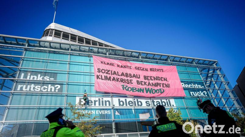 Aktivisten demonstrieren mit einer Kletter-Aktion am Konrad-Adenauer-Haus in Berlin. Bild: Kay Nietfeld/dpa