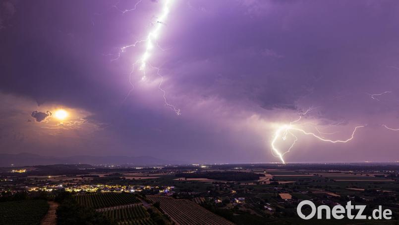 Die Kombination aus Hitze und Feuchtigkeit begünstigt Gewitter. (Archivbild) Bild: Philipp von Ditfurth/dpa