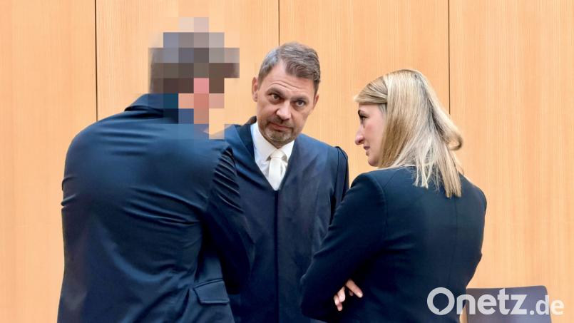 Der angeklagte Unternehmer (links) stimmte dem neuen Deal mit seinen Anwälten Stefanie Amann und Rouven Colbatz zu. Bild: Nils Ganzmann