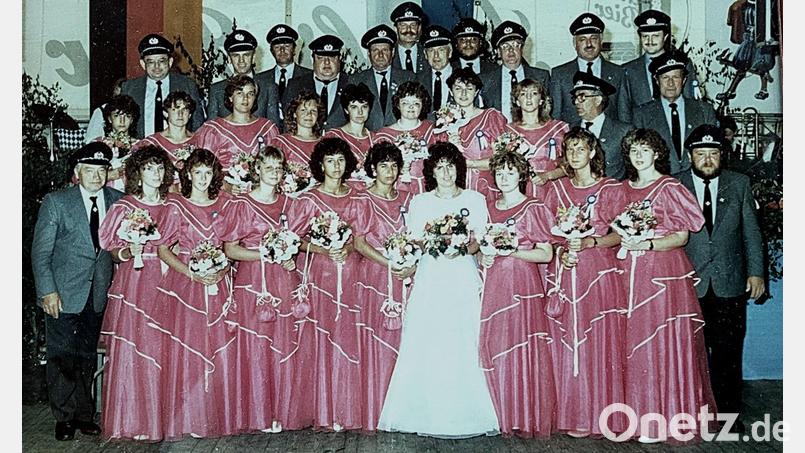 Beim 100-jährigen Jubiläum der Soldaten- und Reservistenkameradschaft Schirmitz 1986 standen die Kameraden mit ihren Festdamen zum Gruppenbild zusammen. In der Mitte Festbraut Maria Adam, jetzt Maul. Archivbild: Thomas Lewerenz