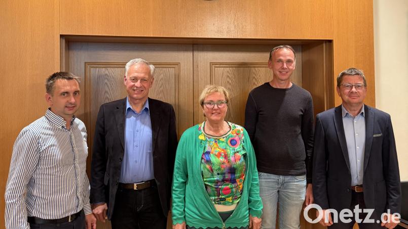 Die zwei neuen Stadtheimatpfleger Elisabeth Hammer und Thomas Pröls wurden von den drei Bürgermeistern Manuel Plößner, Thorsten Grädler und Markus Graf offiziell im Amt willkommen geheißen. Bild: Stefanie Gradl