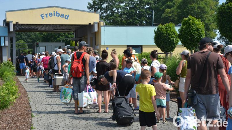 Zuweilen gab es heuer sogar lange Warteschlagen an heißen Tagen vor dem Eingang zum Freibad. Bild: Josef Rosner