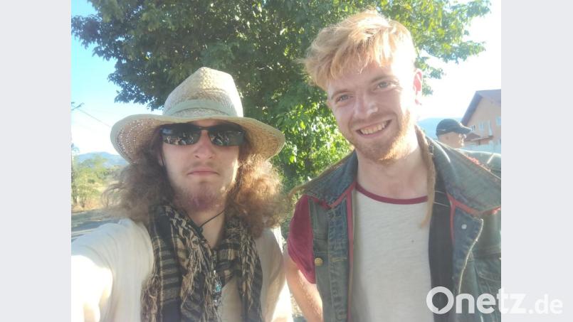 Manu Nees (rechts) und sein Teampartner Artem starteten ihre Tramp-Reise in Weiden. Pro Tag mussten sie rund 400 Kilometer per Anhalter zurücklegen. Bild: Manu Nees
