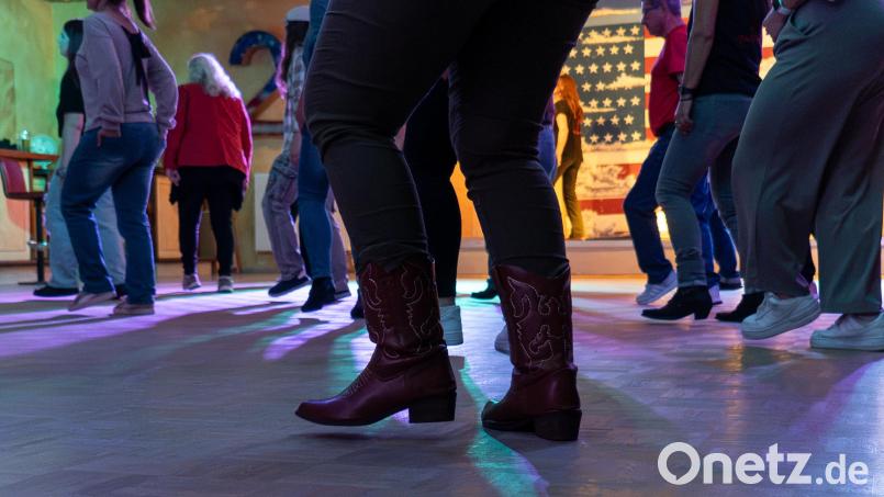 Cowboyhut und Cowboystiefel sind zwar keine Pflicht – wenn man aber länger bei den "Flying Boots" dabei ist, legt man sich das passende Outfit irgendwann zu. Bild: Marina Gube