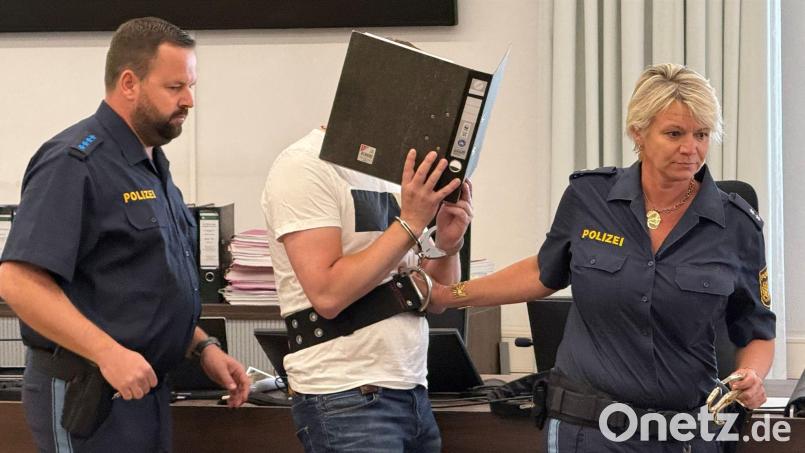 Vor dem Urteil wurde der Angeklagte von Polizisten zu seinem Platz geführt. Bild: Ulf Vogler/dpa