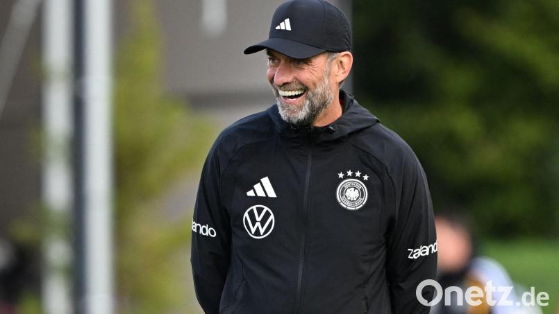 Jürgen Klopp erzählt launig, dass er die Nationalhymne singen kann. Bild: Federico Gambarini/dpa