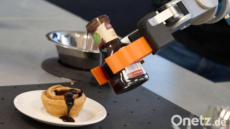 Kochende Roboter werden an einigen Stellen bereits eingesetzt. (Symbolbild) Bild: Katharina Kausche/dpa