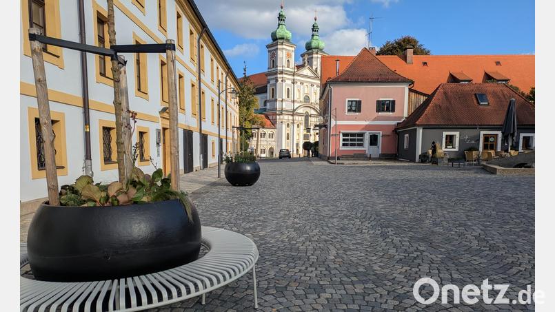 Seit einigen Wochen stehen die großen Pflanzkübel am Johannisplatz. Am Tag der Stadtratssitzung wurden zwei davon mit rundum verlaufenden Bänken ergänzt. Bild: Paul Zrenner
