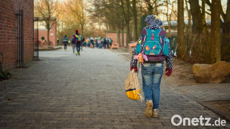 Ein unbekannter Mann soll am Busbahnhof in Amberg ein 11-jähriges Kind angesprochen und an der Schulter berührt haben. Symbolbild: Gregor Fischer