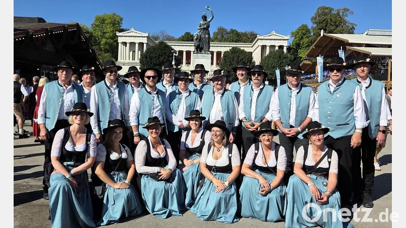 Gruppenbild mit Bavaria im Hintergrund: Der musikalische Einsatz beim Oktoberfest bleibt den Mitgliedern des Stiftländer Alphornwahnsinns in guter Erinnerung. Bild: Alphornwahnsinn