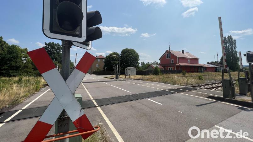 Der Bahnübergang im Schwandorfer Ortsteil Klardorf wird von Montag, 28. September, 9 Uhr, bis einschließlich Donnerstag, 1. Oktober, wegen der Erneuerung der Schrankenantriebe voll gesperrt. Archivbild: Tietz