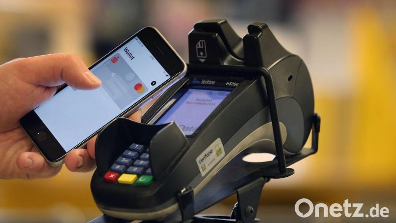 Die Deutschen zahlen immer öfter digital per Smartphone oder Karte. (Symbolbild) Bild: Karl-Josef Hildenbrand/dpa/dpa-tmn