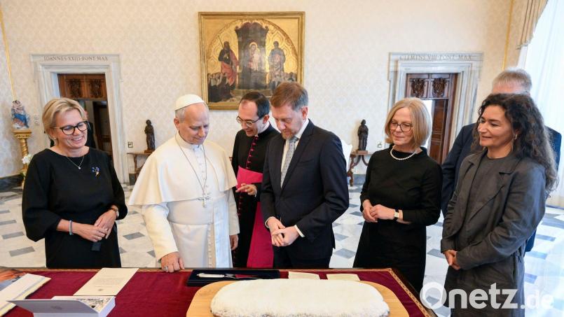 Ministerpräsident Michael Kretschmer schenkte Papst Leo XIV. einen Christstollen aus dem Erzgebirge. Bild: Vatican Media/IPA via ZUMA Press/dpa
