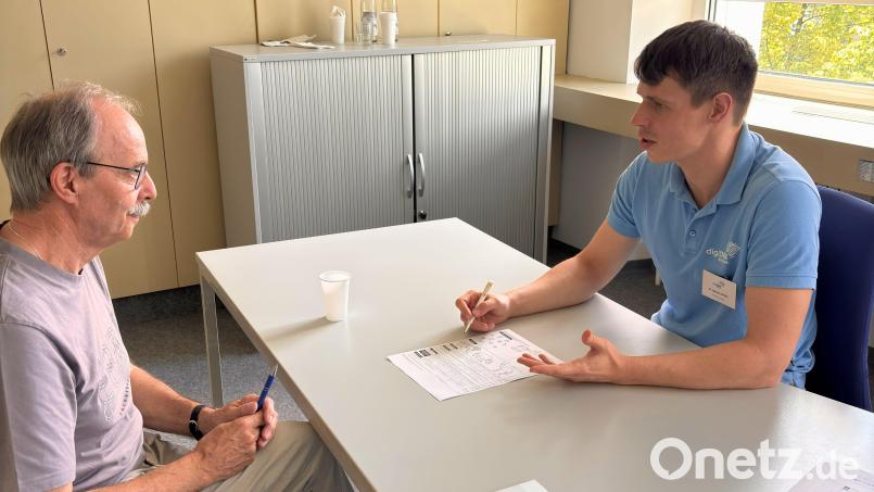 Nikolas Dietzel, wissenschaftlicher Mitarbeiter im Projekt digiDEM Bayern, bei einem Demenz-Screeningtest. Bild: Lucas Westermannn/digiDEM Bayern
