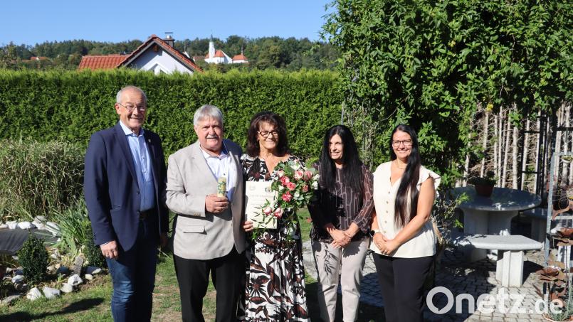 Bürgermeister Erwin Geitner gratulierte Josef und Katharina Spies, hier mit ihren beiden Töchtern Jasmin und Pamela (von links). Bild: Michael Rabenhofer