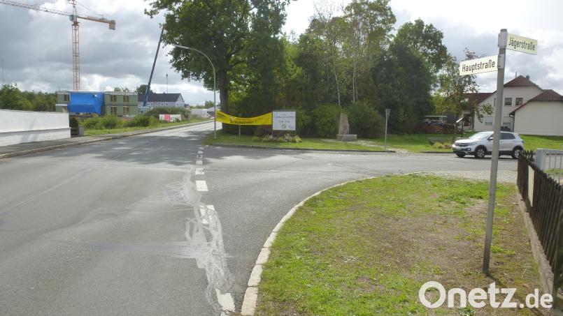 Ein Stoppschild mit Haltelinie soll künftig die Verkehrssicherheit an der Einmündung von der Jäger- in die Hauptstraße erhöhen. Bild: Siegfried Bock