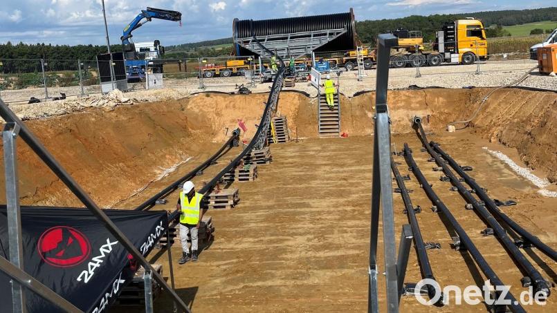 Von der Kabeltrommel über eine Rampe bahnt sich das Erdkabel des Süd-Ost-Links östlich von Grain seinen Weg in die Muffengrube, um sich dann rund 1300 Meter unter der Erde zu schlängeln bis es bei Neukirchen wieder auftaucht. Bild: ihl